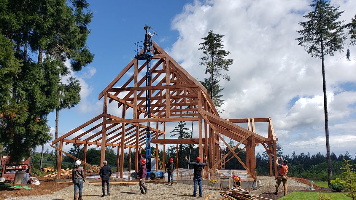 Timber Frame Barn in Oregon by New Energy Works