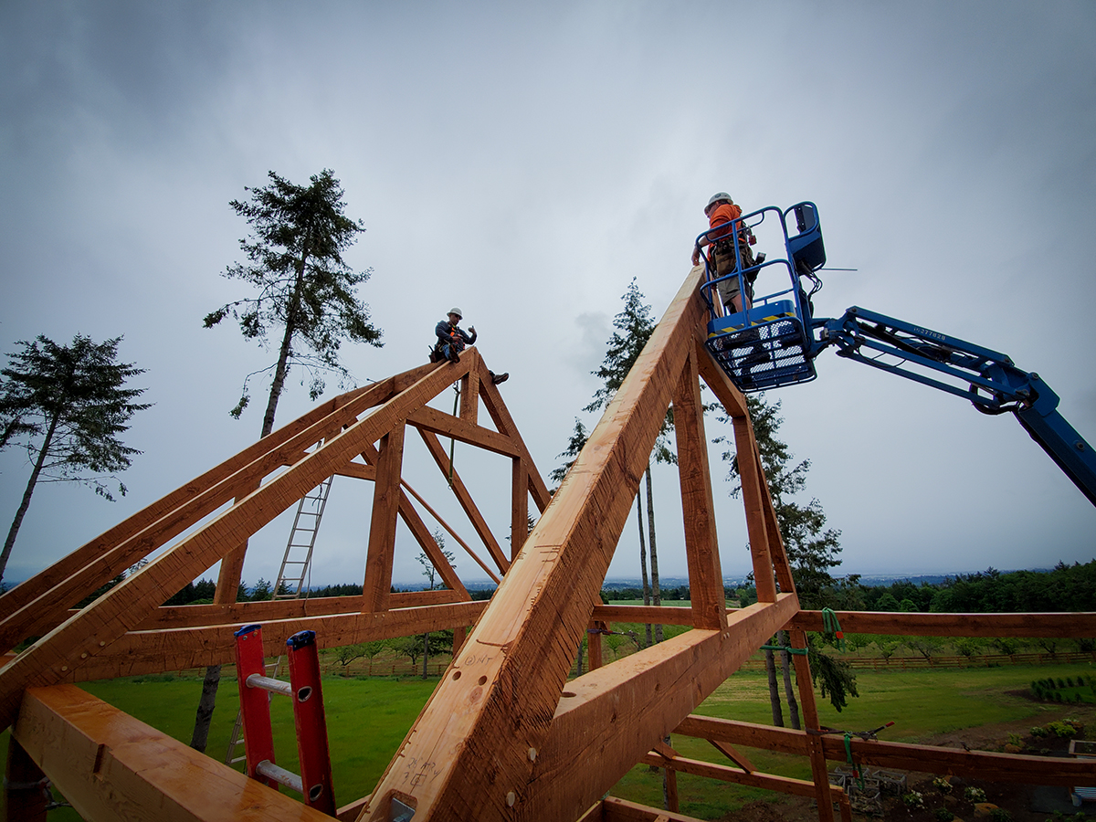 Timber Frame Barn in Oregon by New Energy Works