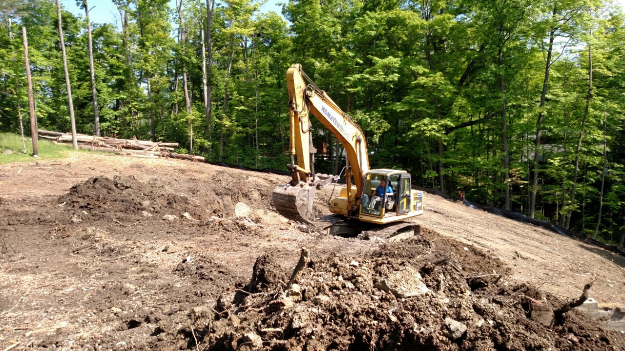 Extensive excavation and landscaping work was the first step in preparing Dan and Laurie’s site for their new home.