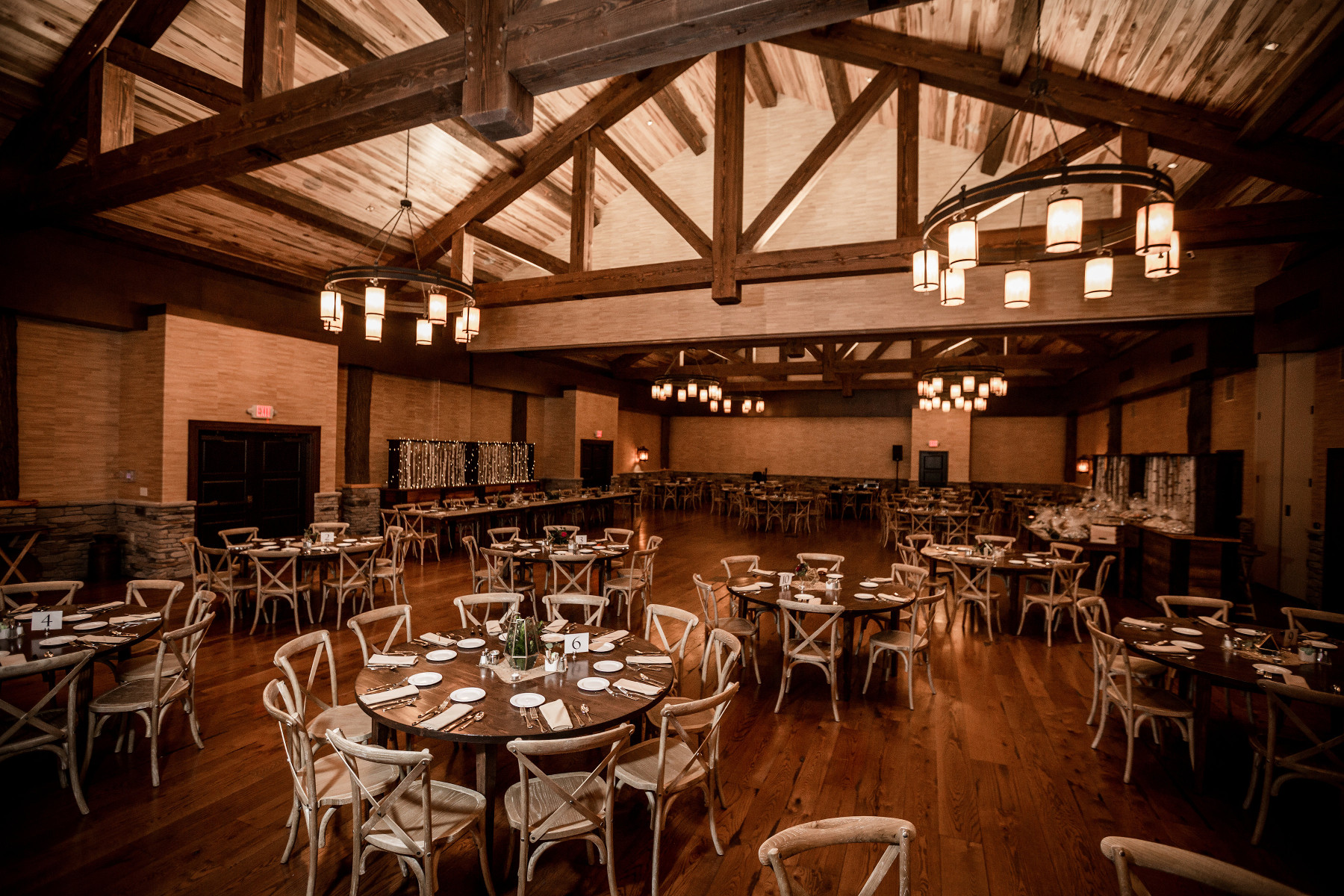 At Tailwater Lodge on the Salmon River, hosting events at The Barn “you’ll discover how the glint of silver and the texture of rough-hewn beams combine to create an experience that’s as magical as it is unique”. See their 3D tour. Photo c Cylinda B Photography.