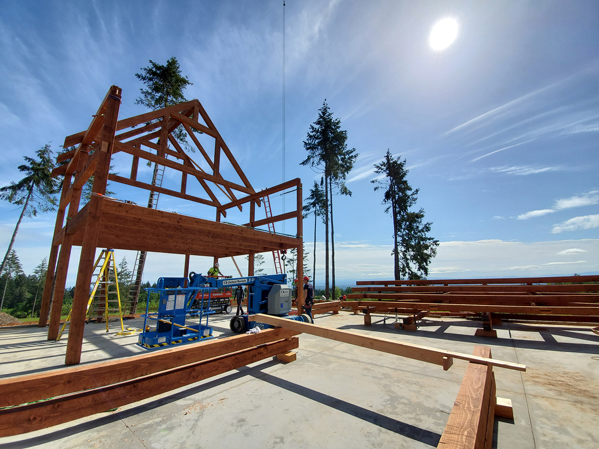 Timber Frame Barn in Oregon by New Energy Works
